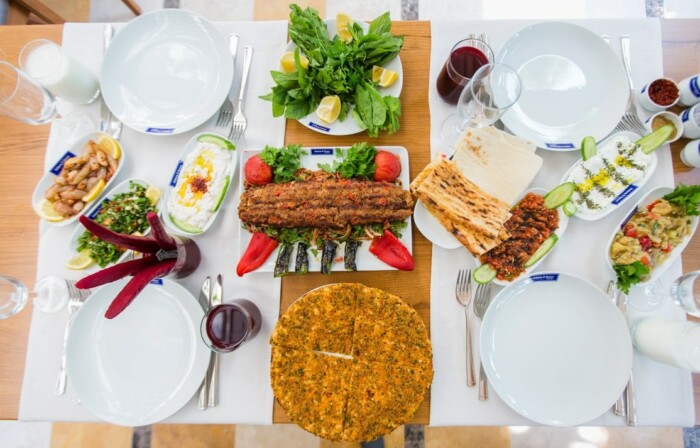 Une table au Adana il siniri