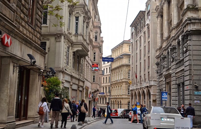 La rue des Banques à Karaköy.