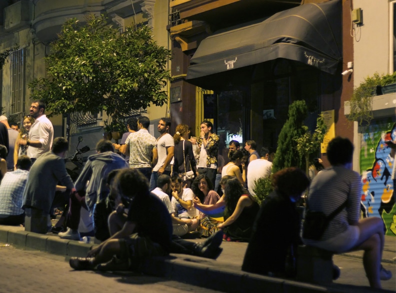 Un soir d'été devant le bar Geyik.