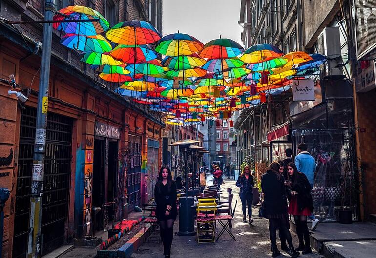 rue-karaköy-parapluies
