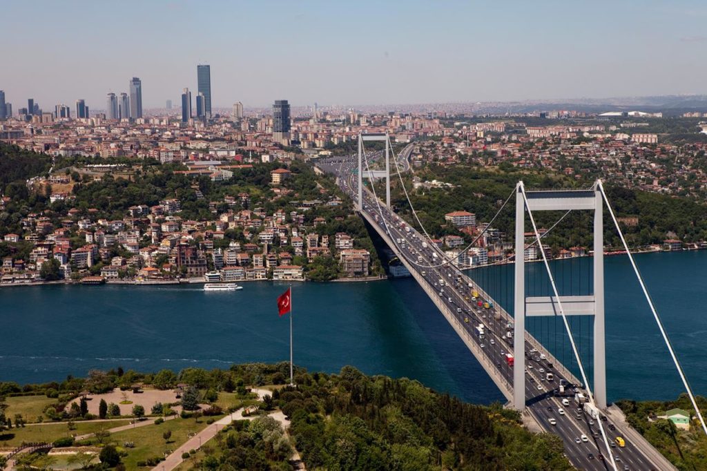 ponts d'Istanbul reliant la rive européenne à la rive asiatique