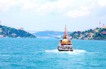 Faire un tour en bateau sur le Bosphore.
