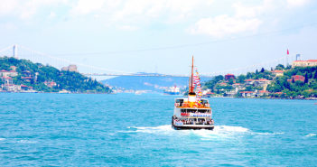 Faire un tour en bateau sur le Bosphore.