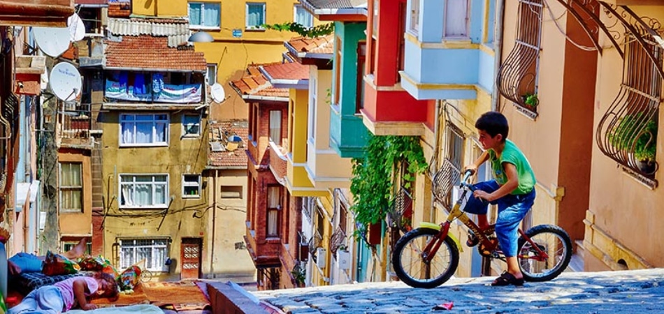 Visit the districts of Fener and Balat