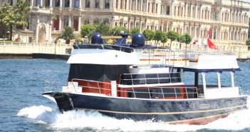 Private cruise with small groups on the Bosphorus.