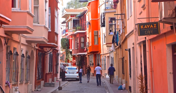 Discover the contrasts of Istanbul with us