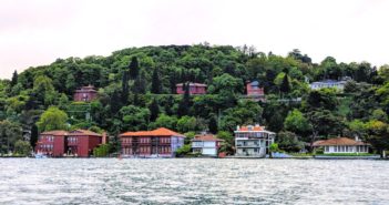 Visit the neighborhoods of the Bosphorus