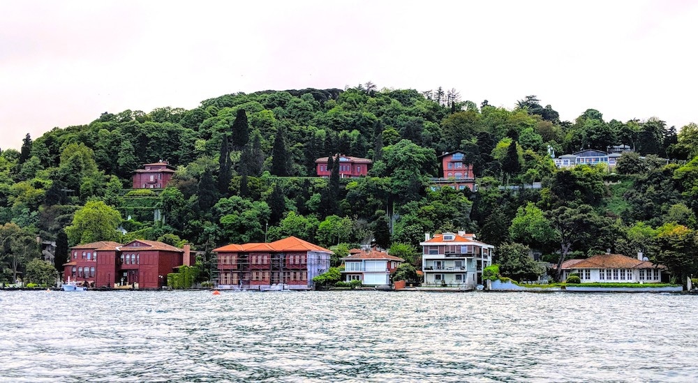 Visit the neighborhoods of the Bosphorus